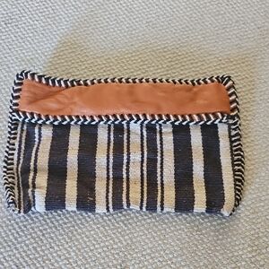 Shiraleah Chicago Black And Cream Clutch